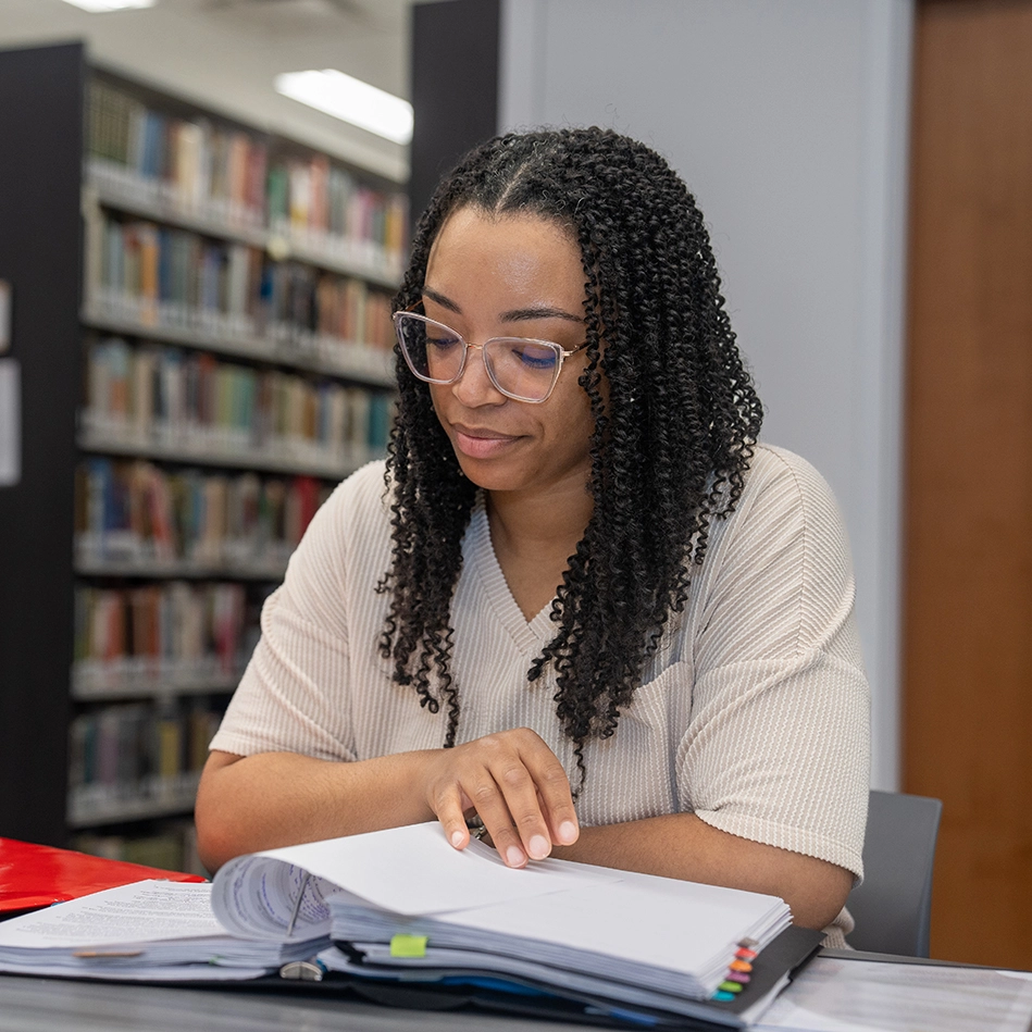 http://owens%20student%20doing%20homework%20in%20library